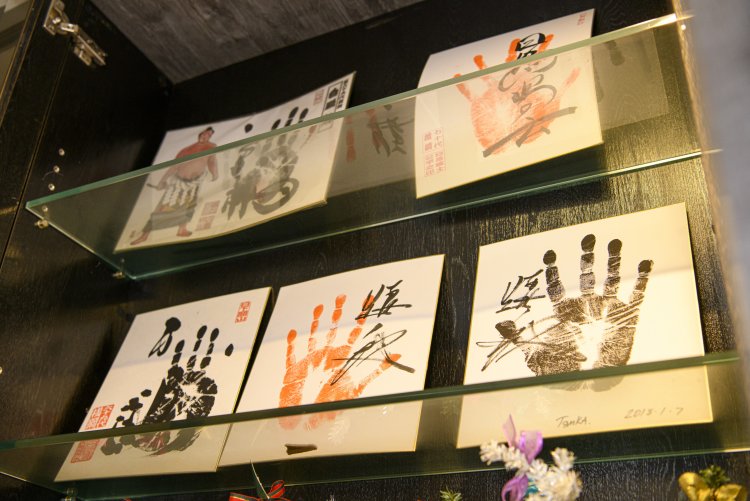 モンゴル人力士たちのでっかい手形も。彼 らに連れられて日本人力士も来るそうだ。