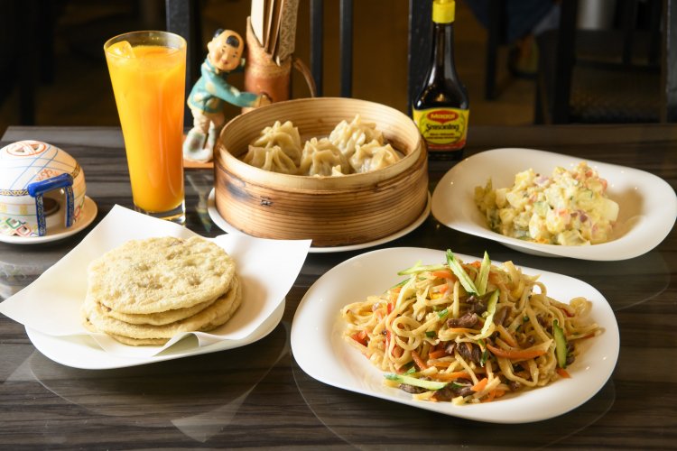 右下から時計回りにツイウァン968円、イフモンゴルホ ーショール1個330円、チャチャルガンジュース495円、ボーズ935円、ポテトサラダ605円。一品料理450円～。