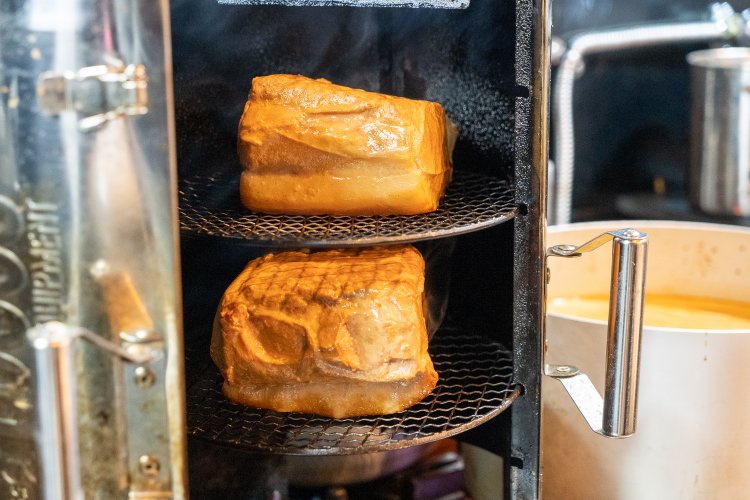 チャーシューは店内でスモーク。香りが伝わらないのが残念だが、この照りで想像いただけるだろう。