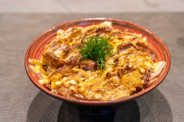 炙りマヨチャーシュー飯350円。もともと香ばしいチャーシューにマヨネーズをのせバーナーで炙った重量級だ。