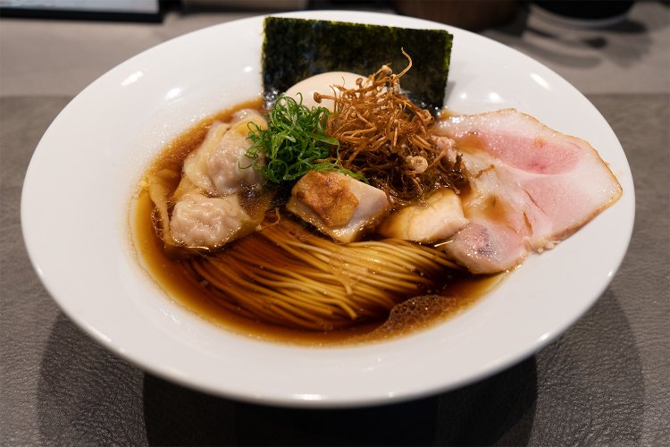 『Ramen Break Beats』が厳選素材に手をかけた味わいが堪能できる特製醤油らぁ麺1500円。