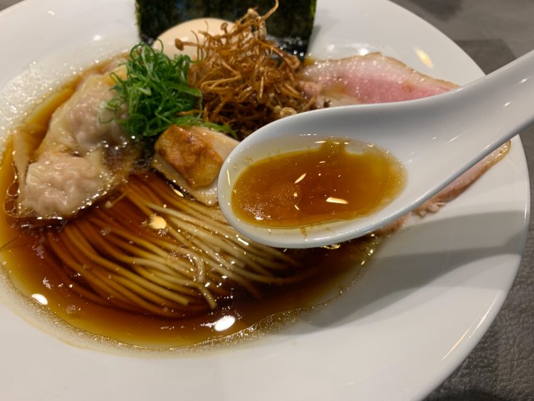 澄んだスープは、醤油の色が濃いが、味がまろやかでギャップがある。