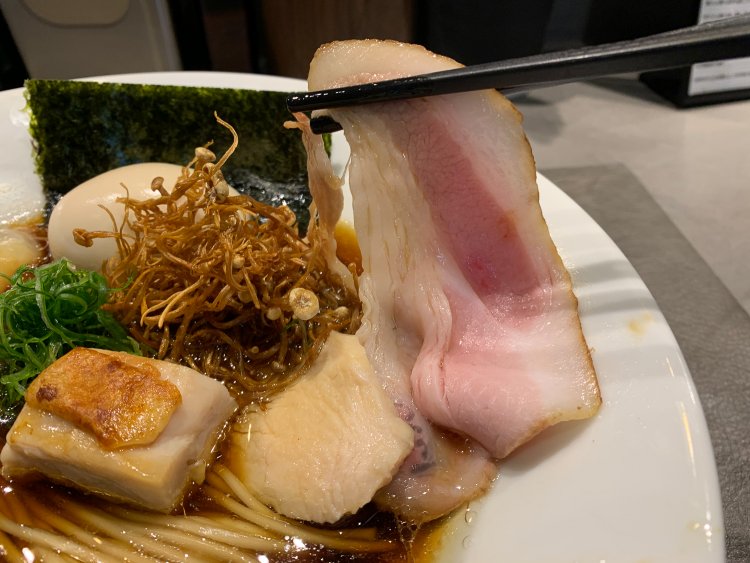 明るいバラ色のチャーシューはスモークの香りもいい。