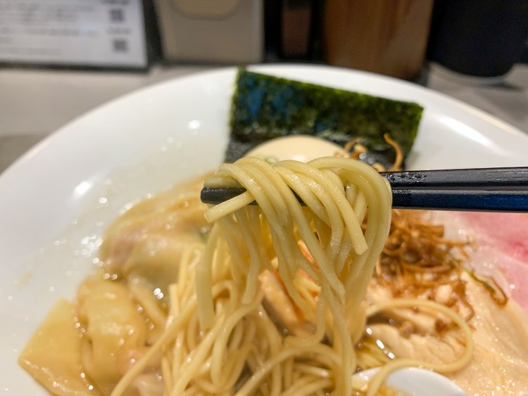 麺は数多くの人気店が使う三河屋製麺のストレート麺。