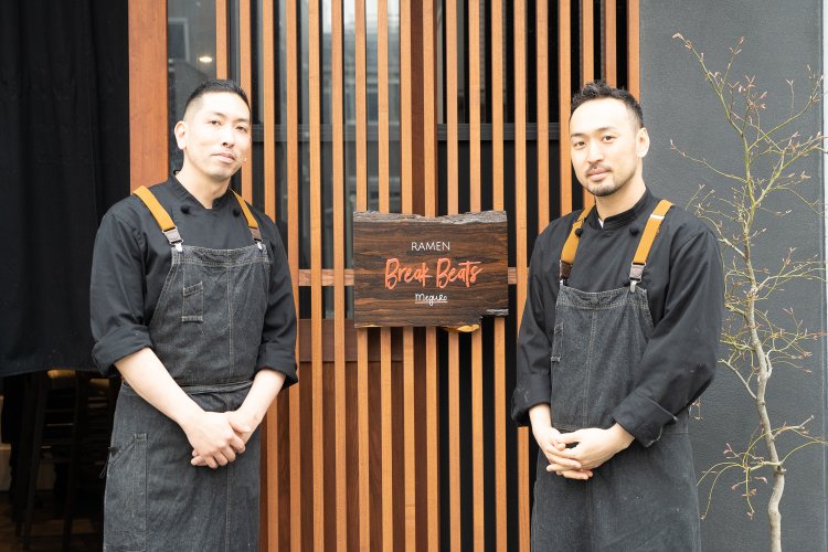 右が店主の柳瀬拓郎さん。