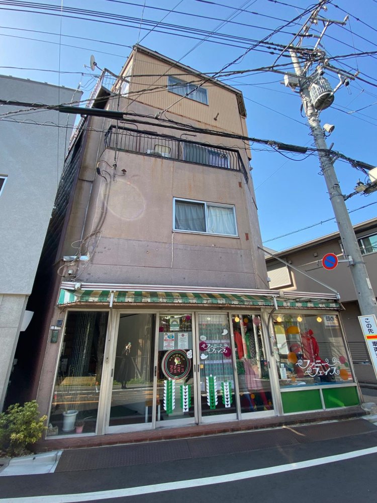 古着屋『FunnyFace』の入っているビル。建物と店舗との色合いがとてもマッチングしている