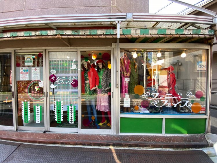 見つめられているような目力の強いマネキンたち。右側のショーケースは元を活かしたディスプレイに。