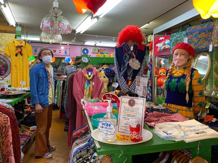 古着屋『FunnyFace』のオーナー(左)とサブオーナー(右)。サブオーナーのレトロポップなファッションもこのお店の目玉。