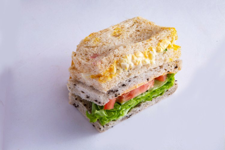 レタス、トマト、キュウリ、チェダーチーズをサンド。玉子は栄養たっぷりの滋養卵をマヨネーズで和える。黒ゴマパンはフレッシュなトマトの酸味とよく合う。