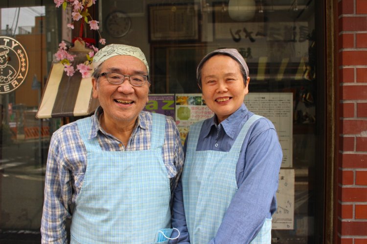 今回、話をうかがった三代目の馬中俊夫さんと妻のいつ子さん。