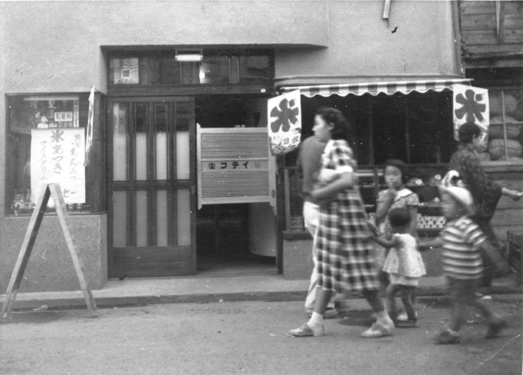 馬中さんにお借りした、1950年代の『コテイ』の写真。入り口横でパンが売られている。（写真提供＝コテイベーカリー）