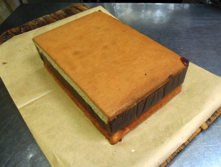 型から出したばかりのシベリア。（写真提供＝コテイベーカリー）