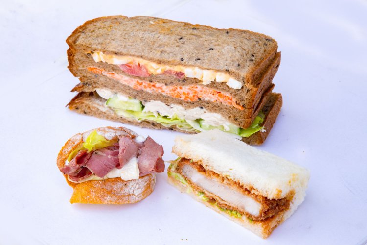 自慢のニンジンサラダは野菜嫌いの子供にも大好評。日替わりバケットサンド367円にもぜいたく具材！　カツサンドと野菜サンドが2つずつ入って378円とは！