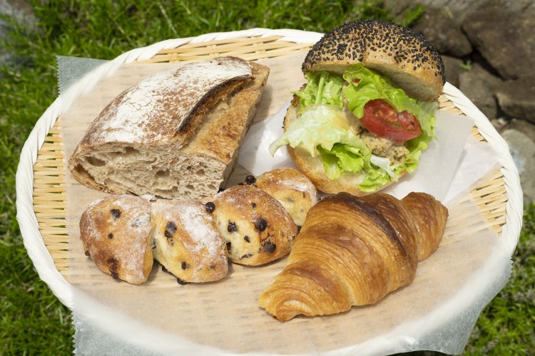 風土カンパーニュ（1/4）270円。オーガニックチョコレートダーク259円。クロワッサン194円。フムスサンド388円。サンドイッチは約10種類。