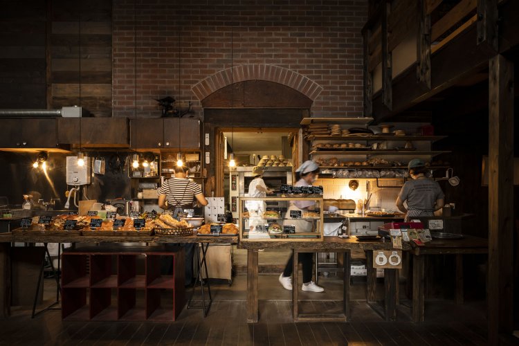 蔵の小さな窓から差し込む光が神々しい。