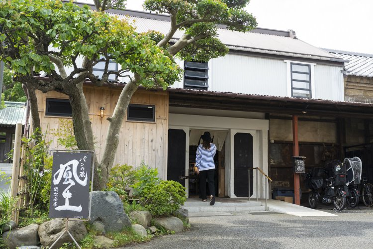 明治19年（1886）築の穀物蔵を改装。