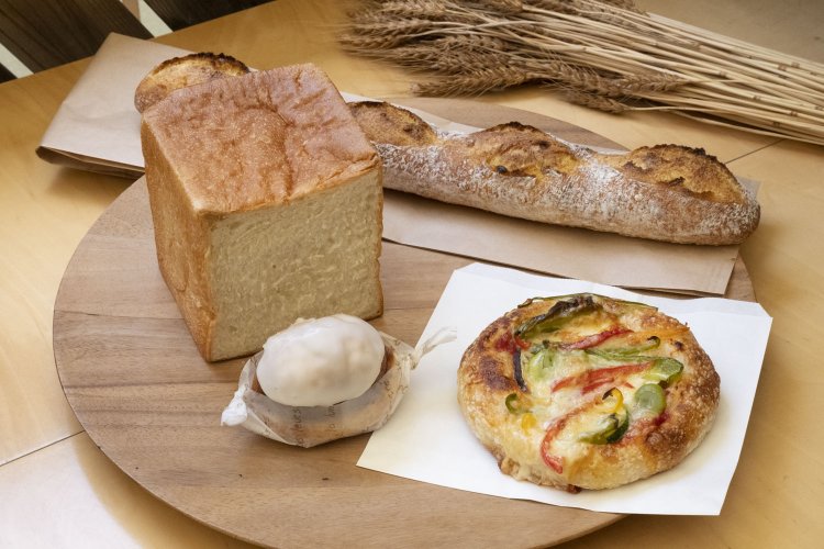 食パン（ハーフ）370円。レモンブリオッシュ260円。野菜のフォカッチャ490円。サフランのバゲット370円。バゲットのサフランは大磯産。