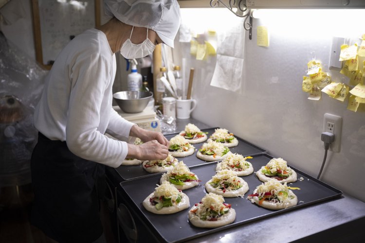 昌子さん一人で、種作りから焼成まで行う。チーズはブロックからの削りたてを使用。「パンにぴったりなナチュラルチーズも揃ってます」。