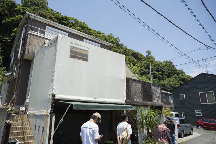 開店前から人が集まる。