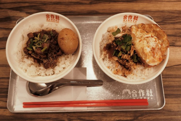 豚挽肉のルーロー飯540円（左）と鶏肉版のジーロー飯各540円（右）。