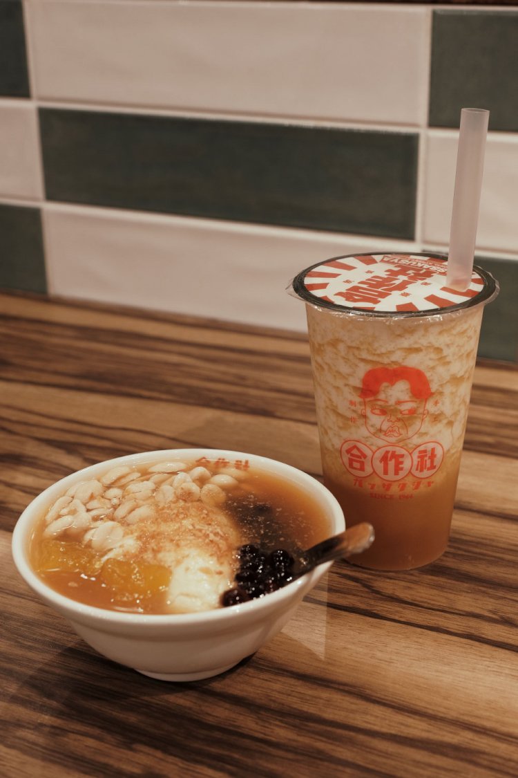 定番人気お爺ちゃん秘伝豆花594円と、自家製パイナップル緑茶ティー583円。