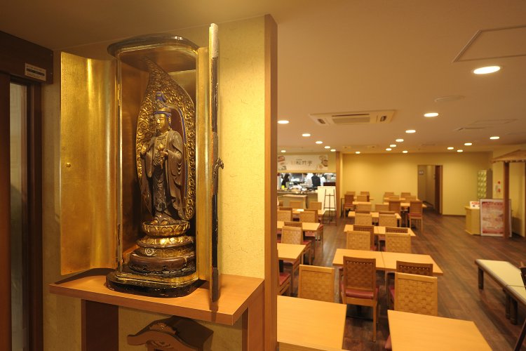 お食事処「松竹亭」では、旬の食材を使った料理が評判でメニューも豊富。観音さまも安置されている。