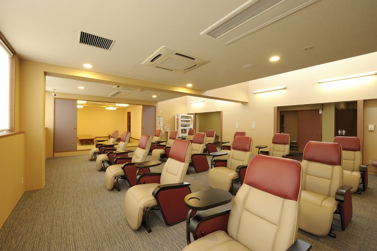 リクライニングチェアの向こうに畳スペースがある。