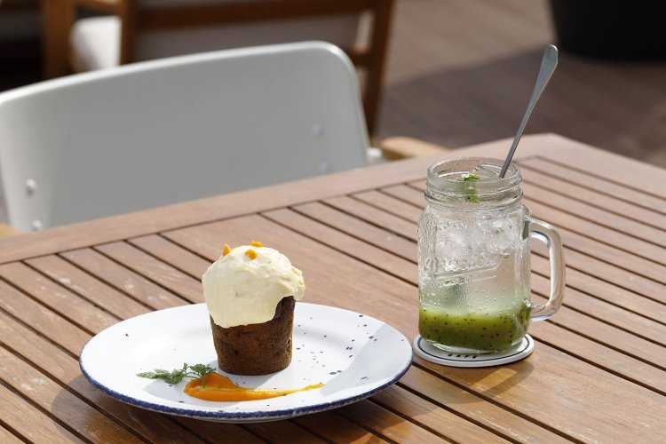 ナッツたっぷりのキャロットケーキは750円。ニンジンのピューレを添えて。ゴロゴロ果肉が贅沢なキウイスカッシュ500円もおすすめ。