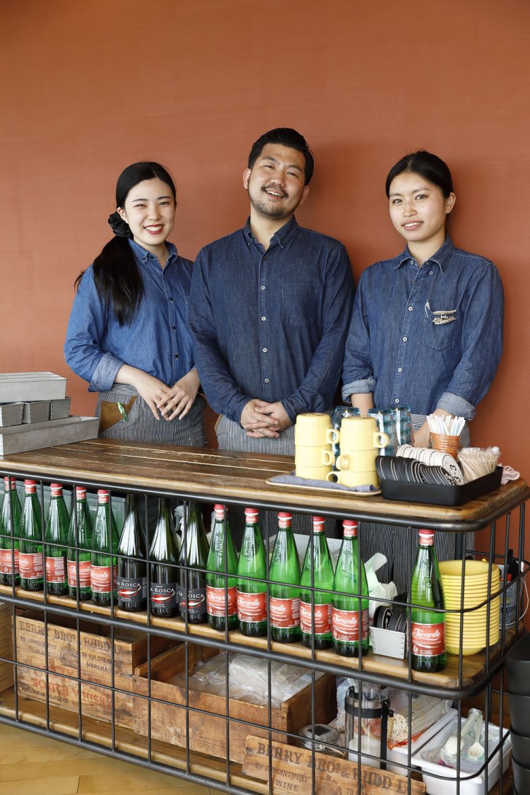 信頼の厚さがうかがえる常盤木さん（中央）とスタッフの皆さん。