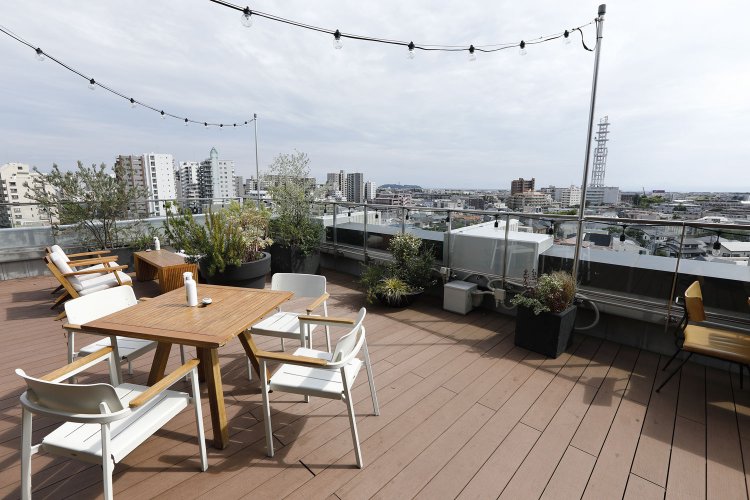 テラス席にはソファなどさまざまな席がある。配されているユニークな鉢植えも要チェック。