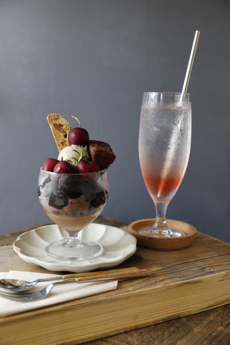 エンゼルケーキやマンゴーのレアチーズケーキなどのデザートと各種ドリンクのセットは990円から。現在は提供が終了しているパフェ（ダーク）は好評だった一品。