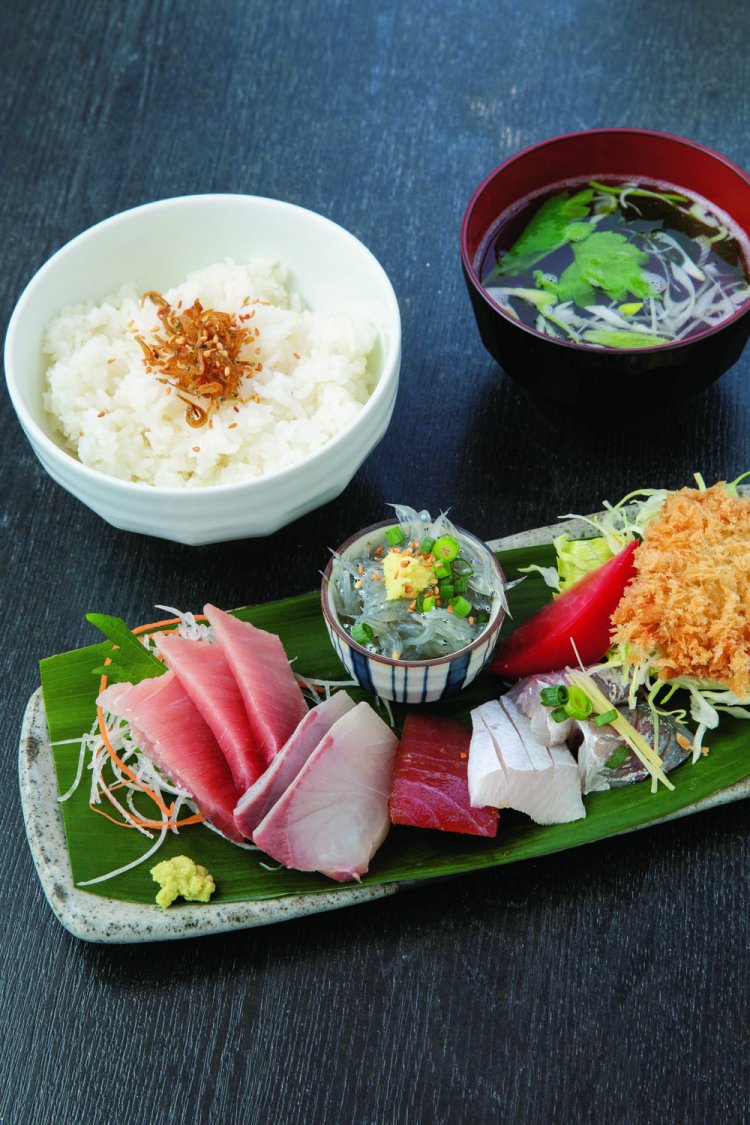 港めし1800円。漬けや揚げたてのフライ、しらすなど、少しずついろんな味が楽しめる。