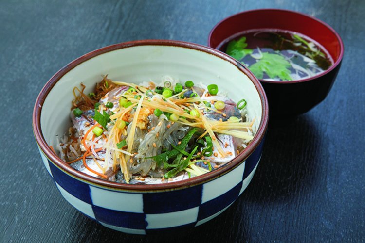 地アジ丼1700円。酢飯の上に、調理用違いの4種のしらすが敷き詰められる。そこに、甘みのある特製たれを一回して提供。