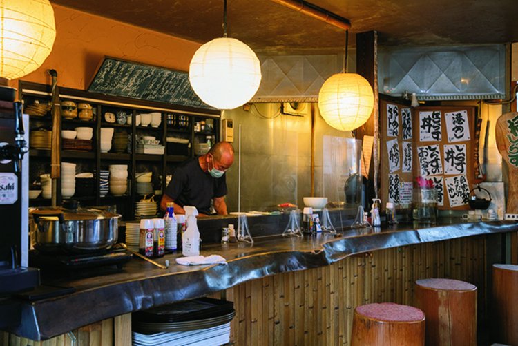 旅情感漂う店内。テーブル席、半・屋外席もある。