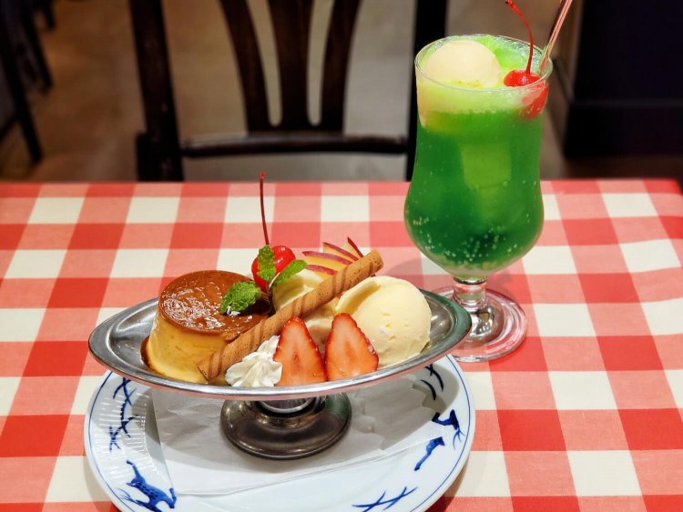 プリンアラモード 900円。懐かしのメロンクリームソーダ 690円。