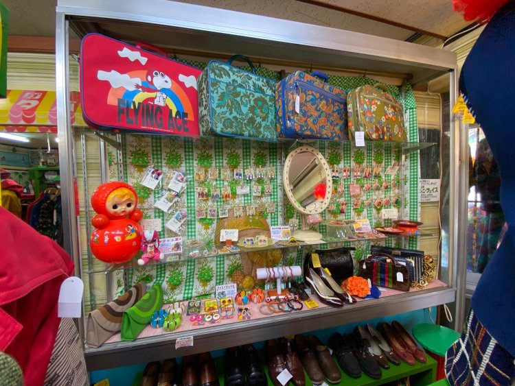 ガラス棚はアクセサリー売り場にぴったり。