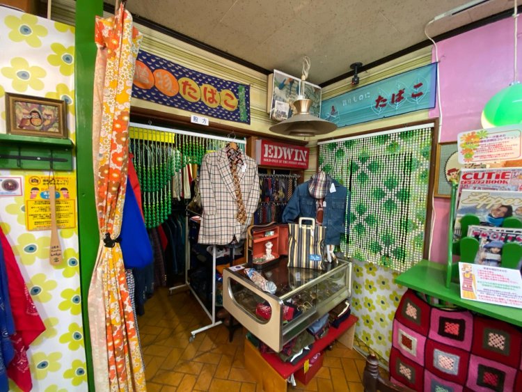 殿方コーナーは昔の倉庫、右のすだれ奥は台所で今はバックヤードになっている。