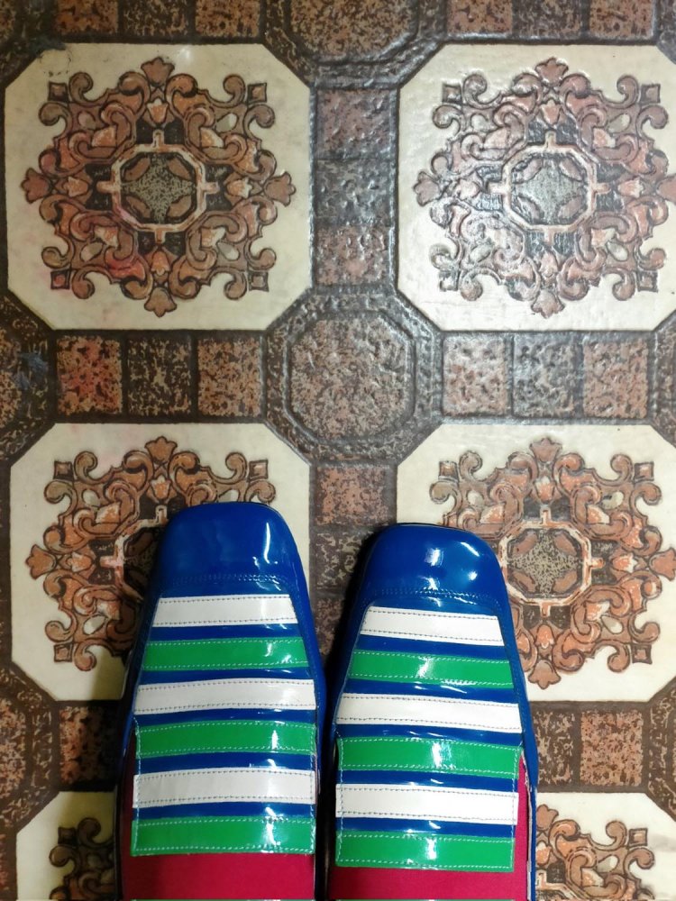 旧店舗の床。サブオーナーのカラフルな靴とよく似合っていて、まさに #足の下のステキな床 。