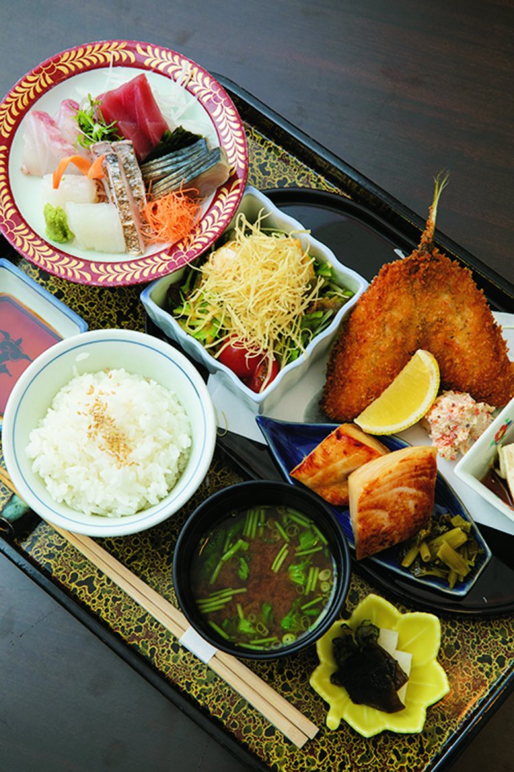 日替わり御膳は、お造りに焼き物、揚げ物（ソースも手製！）、小鉢、ご飯と赤出汁、甘味で2200円。驚愕。前日までに要予約。