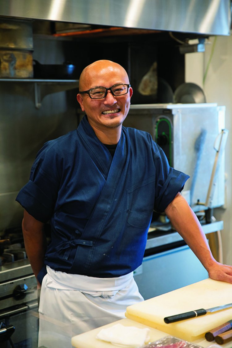 覇気あふれる岡﨑さんの仕事が見られるカウンター席のほか、テーブル席もあり。2018年10月開店。