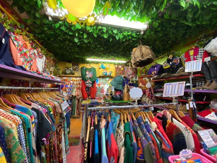 調剤室は海外の古着コーナー。本当は昭和の古着コーナーにしたかったが、量が収まりきらなく方向転換。