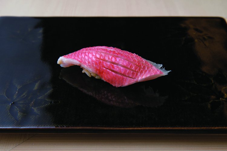 キンメダイ昆布〆（静岡・川奈）。昼の特選にぎり（12貫）は3980円。白身においても、酢飯と調和する魚を目利きする。茶碗蒸し、小鉢、お椀付き。 内容は仕入れにより異なる。夜はコース8800円～。