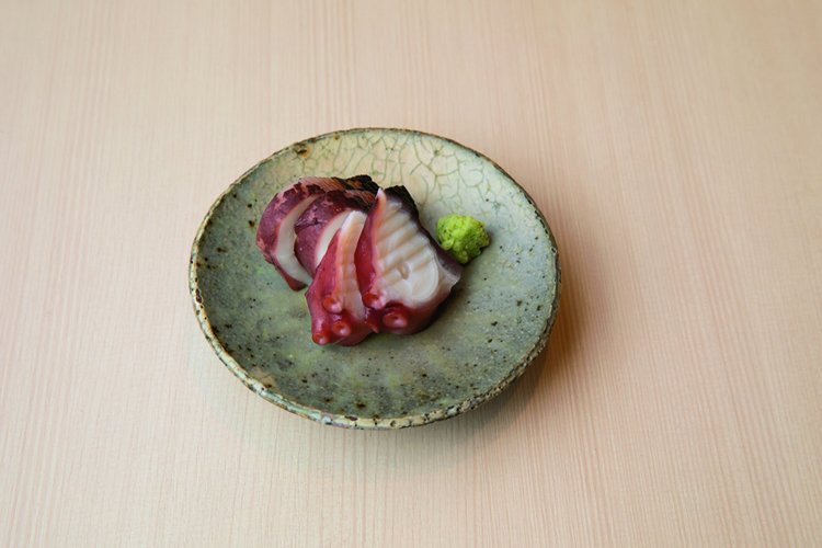 この日の小鉢は、注ぎ足し続ける煮汁でゆでた佐島のタコ。