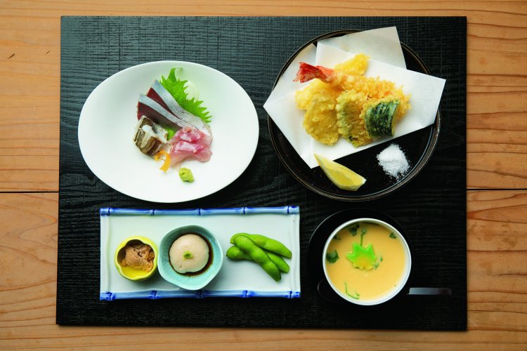 昼コース3300円より、前菜のカマスの真子煮や胡麻豆富、お造り、しらすの茶碗蒸し、揚げ物。内容は日ごとに異なる。ご飯とあら汁、甘味付き。