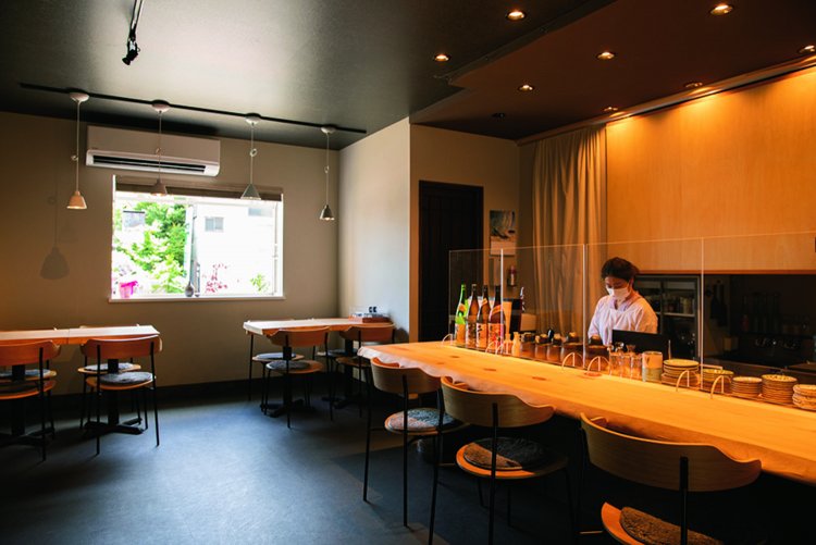 樹齢100年のヒノキのカウンターが映える店内。