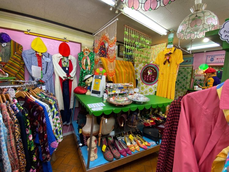 店内のすだれやランプや飾りものもレトロかわいいので是非チェックして欲しい。