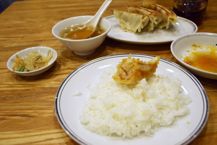 早速に醤油・酢・ラー油のタレをたっぷりつけてジャンボギョウザにかぶりついた。