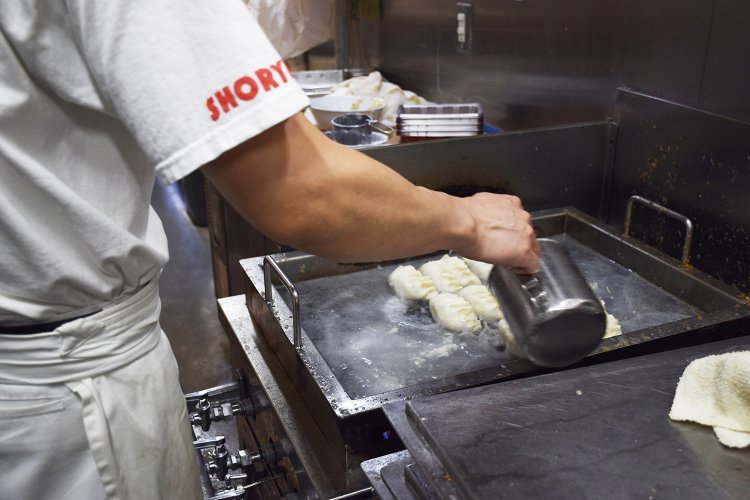 ギョウザが半分まで浸かるぐらいたっぷりの水でじっくり蒸し焼きにする。