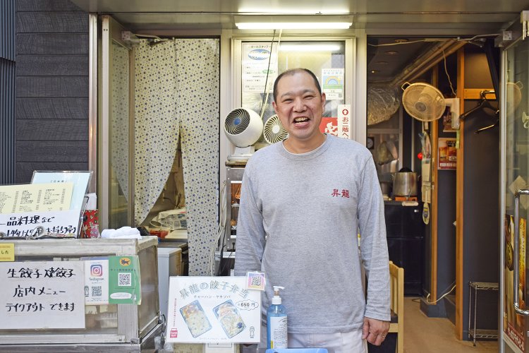 祖父が3代目店主の野澤昌治さん。戦後、祖父が創業し、父から野澤さんへ。上野アメ横で3代続く地元に愛される老舗の町中華だ。