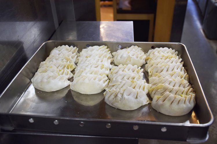 ヒダがきれいにそろい丁寧に作られたジャンボギョウザ。1日に1000個以上は出るという。